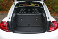 ラゲッジルームの形状はほかのグレードと共通。写真のトノカバーは標準装備となる。
    