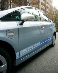 左フロントフェンダーに設けられた「充電インレット」や、プラグと花をモチーフにした「サイドストライプ」は、特殊モデルならではのディテール。