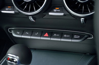 アウディドライブセレクトの操作スイッチは、センターコンソール上にも設けられている（写真右端）。