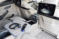 「リアエンターテインメントシステム」も標準装備。セットオプションの「ファーストクラスパッケージ」を選択すると格納式テーブルなどが追加される。