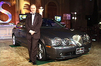 
	写真上：ヴィーナスフォート内のパーティ会場「教会の広場」。
	写真下：ジャガージャパンのデービッド・ブルーム代表と、Sタイプのトップグレード「R」。
	 