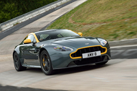 モータースポーツのイメージを取り入れた「V8ヴァンテージ」の高性能バージョン「N430」。その走りが気になる人は、webCGの海外試乗記をどうぞ。
    