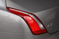 縦に3本の筋が浮かび上がるテールランプは、ネコの爪跡をモチーフにしたという特徴的なデザイン。