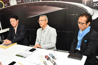 「パッソ」の開発を担当した柘植定製品企画本部ZP主幹（写真左）、鈴木敏夫製品企画本部ZP主査（写真中央）、金森チーフエンジニア（写真右）。
    