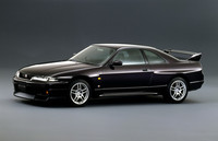 「日産スカイラインGT-R」（R33型）
名車「R32」の後継として、1993年から販売された。『悪人』の主人公祐一は、このクルマを走らせることが唯一の楽しみであり、生きる証しでもある孤独な青年だった。