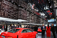 都市をイメージさせるアウディブースの様子。
    