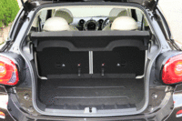 ラゲッジルームの容量は330リッター。後席をたためば、最大で1080リッターのスペースが確保できる。
    