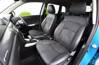 シートは本革とスエード調素材のコンビタイプ。前席には2段階の温度調整機能付きシートヒーターが装備される。