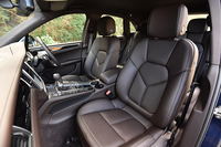 フロントシートには8wayの電動調整機構を標準装備。オプションで、より細かな調整機構やメモリー機能を備えたシートも用意されている。
    