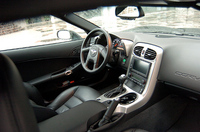 全体的に質感をあげたインテリア。アナログメーターに加え、フロントスクリーンを利用したヘッドアップディスプレイ（HUD）にも、多彩な車両情報が表示される。HUDは「ストリート」と「ノーマル」2つのモードを備え、前者はオーディオチャンネルなど、後者の場合はコーナリングフォースやエンジンコンディションが、車速やギアポジションとともに表示される。