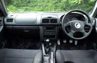 運転席にも専用装備がなされ、ステアリングホイール、シフトノブ、ハンドブレーキレバーにSTiのイメージカラー「チェリーレッド」のステッチが、ペダルはアルミ製が装着される。