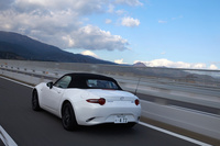 燃費は他のグレードの6段MT仕様と同じく17.2km/リッター。オプションのブレーキエネルギー回生機構とアイドリングストップ機構を装備すると、18.8km/リッターに向上する（いずれもJC08モード）。