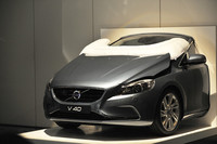 歩行者用エアバッグはボンネットを持ち上げる形でウインドシールド方向に広がる。市街地走行を想定した20〜50km/hで作動。