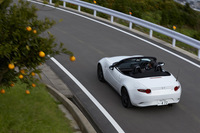 正確な回頭性と手応えに優れたステアリングフィールを追求したという「マツダ・ロードスターRS」。2015年10月に発売された。