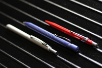 右から「カランダッシュ849」「ファーバー・カステル グリップ」「ペリカン」の3色ボール＋シャープペンシル。