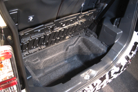 荷室床下のアンダートランク。
    