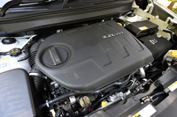 「リミテッド」と「トレイルホーク」に搭載される、3.2リッターV6エンジン。高出力と高効率との両立がうたわれる。
    