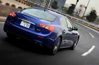 「ギブリS Q4」の4WDはオンデマンド型。通常は後輪を駆動するが、必要に応じて、4輪それぞれに最適なトルクを配分する。
    