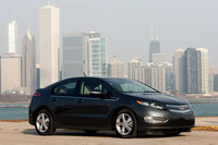 「シボレー・ボルト」。給電後の40マイル（64km）はEV走行が可能。その後はエンジンで発電し、モーターで駆動する。GMはこれを“レンジエクステンダー付きEV”と呼ぶ。