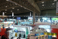 小さな会場で提示された明日へのメッセージの画像