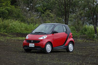 
    全長×全幅×全高＝2740×1560×1540mmというユニークなボディーサイズが特徴的。車体の後方、荷室の下に搭載する1リッターエンジンで後輪を駆動する。
    