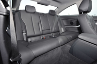 後席の定員は2人。ヘッドレストは固定式。