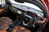 フラットボトムのステアリングホイールがスポーティーさを主張するインテリア。デュアルクラッチ式AT「アルファTCT」は、急発進時のトラクションを最適化する「ローンチコントロール機能」を備えている。