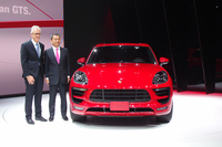 今回、世界初公開された「マカンGTS」。ポルシェのエアハルト・メスレ氏（写真左）とポルシェジャパンの七五三木敏幸社長（同右）がフォトセッションに臨む。