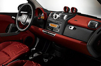 
	曲線を用いた特徴的な初代のインテリアデザインは、よりコンベンショナルになった模様。
	 