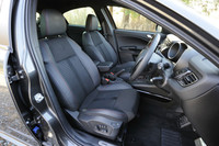 「コンペティツィオーネ」にはレザーとファブリック＆マイクロファイバーのコンビシートが装着される。電動調整機構とヒーターが付く。