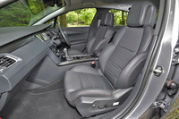 シートはレザーとファブリックを組み合わせた、ダークグレーのハーフレザータイプ。赤いステッチが施される。