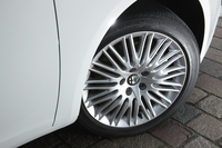 マイナーチェンジにより、「スプリント」では16インチから17インチにホイールのサイズをアップ。タイヤサイズは225/45R17となった。
    