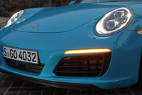 ヘッドライトの周囲にLEDが埋め込まれ、写真のように円形に光るようになった。