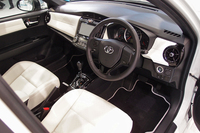 「“W×B”」グレードのインテリア。写真の白内装のほか、黒内装も用意される。