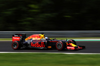 18歳のチームメイト、マックス・フェルスタッペンにお株を奪われがちだったレッドブルのダニエル・リカルド（写真）が、2年前に優勝した思い出の地、ハンガリーで3位表彰台を獲得した。レッドブルは「孤高のメルセデス」に次ぐ第2勢力のトップランナーとなりつつある。（Photo=Red Bull Racing）