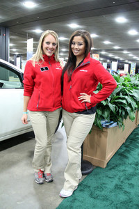 日産リーフを担当していた同乗スタッフ。さまざまなイベントを巡回しているとのこと。