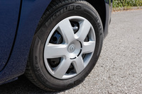 タイヤサイズは195/65R15。ホイールはスチール製で、6スポーク風のフルキャップを標準装備する。