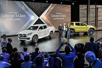 メルセデス・ベンツのピックアップトラック「コンセプトXクラス」の発表会場。2016年10月25日撮影。