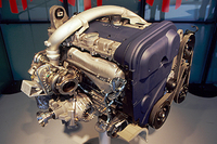 ツインインタークーラーを備える5シリンダーユニット。300ps/5500rpmの最高出力と40.8kgm/1950-5250rpmの最大トルクを発生する（オートマチック車は35.7kgm/1850-6000rpm）。吸排気とも、可変バルブタイミング機構（CVVT）を備える。
