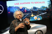 メルセデス・ベンツも頻繁にプレゼンテーションを実施。「渋滞時、アバターで周辺の他車と交信すれば楽しいだろう」といった、自動運転時代のクルマに乗る楽しさを研究中だ。
