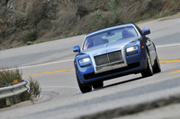 ワインディングを駆け抜ける「ゴースト」。シルバーサテン仕上げのボンネット（写真）はオプションで選べる。