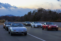 試乗会場に勢ぞろいした歴代の「ロードスター」。
    