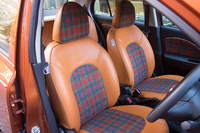 ミツオカ、ハリスツイードの特別なビュート発表の画像