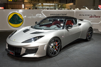 過給器付き3.5リッターV6エンジンの最高出力を406psに高めた「エヴォーラ400」。写真は2015年3月のジュネーブショーの様子。
    