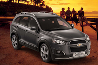 「シボレー・キャプティバ アクティブ レッド」
    