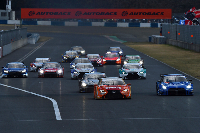 GT500クラスのスタートシーン。今季は、レギュレーション変更に伴い、ニューマシン同士での戦いとなる。