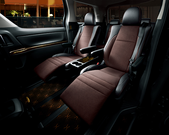 トヨタの最上級ミニバンに「ゴールド」の特別車 【ニュース