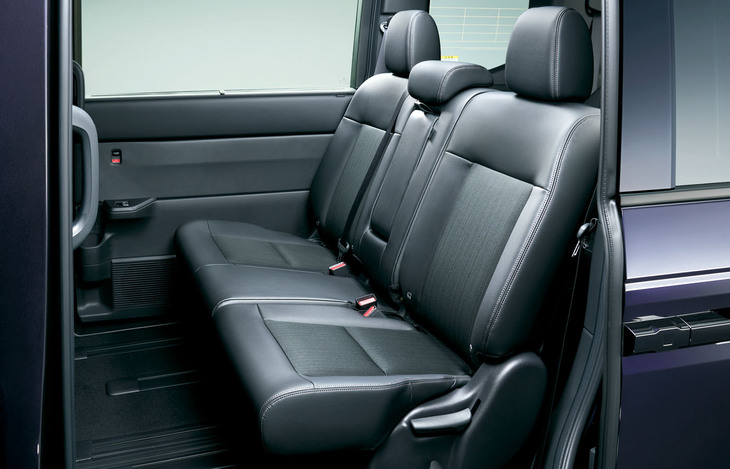 「エアー」と「スパーダ」（写真）では、2列目ベンチシートの8人乗り仕様も選択できる。