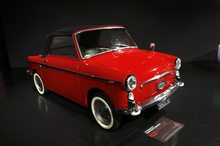 「アウトビアンキ・ビアンキーナ カブリオレ」（1966年）。「フィアット500」よりワンランク上という商品設定が大衆の心理をくすぐった。いずれもトリノ自動車博物館蔵。