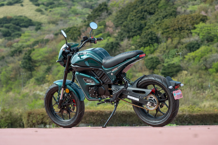 モータリスト合同会社が自社開発した電動バイク「VMS6」。区分的には、「AT小型限定免許でも運転できる原付二種」となる。